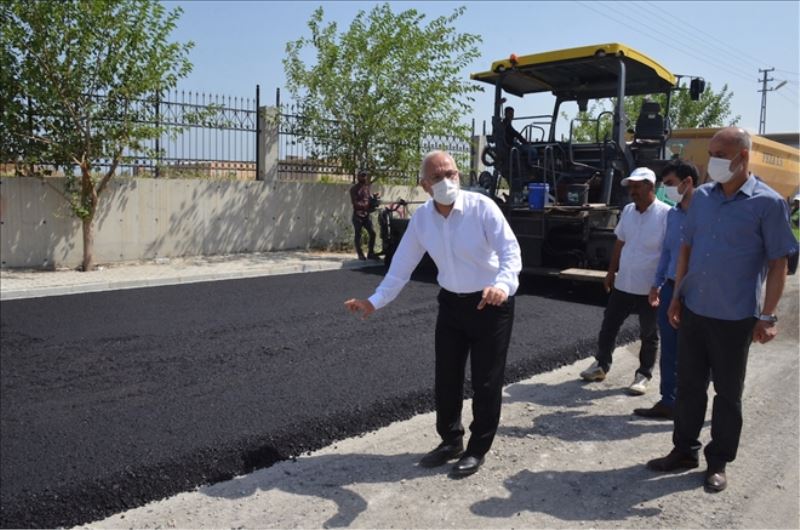 Asfalt çalışmasını gazetecilere anlattı