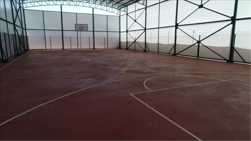 Liseye spor sahası