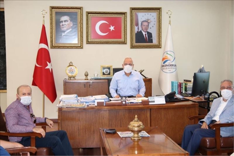 Konuklarını makamında ağırladı