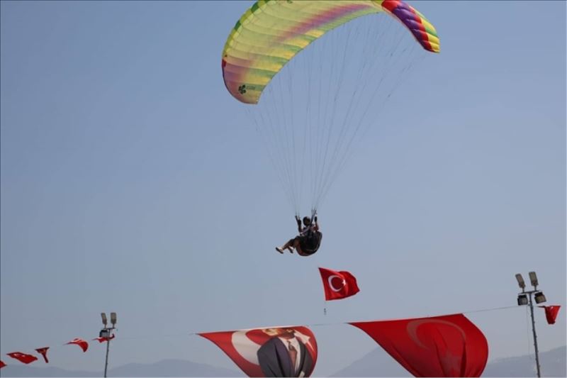 Paraşütçülerin ´Zafer´ gösterisi