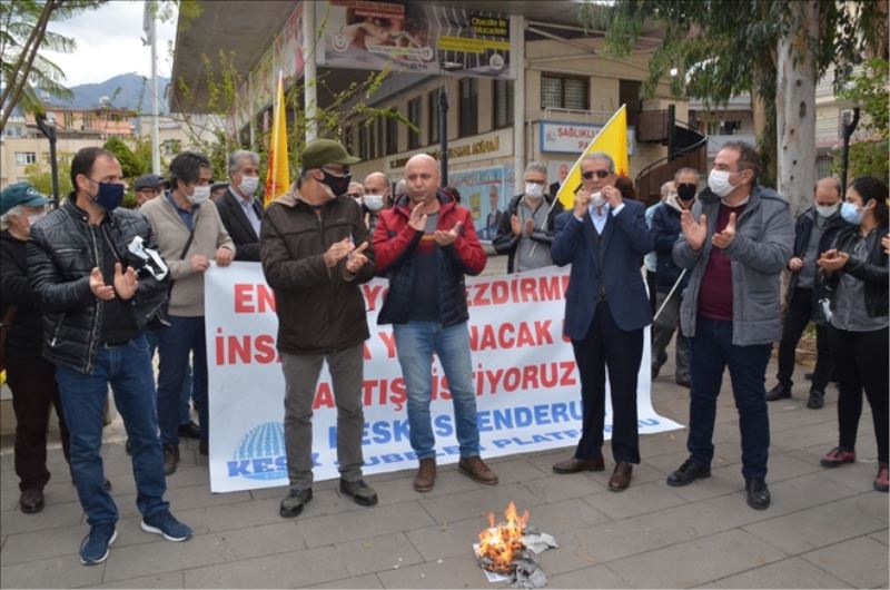 Maaş artışına bordro yakarak protesto