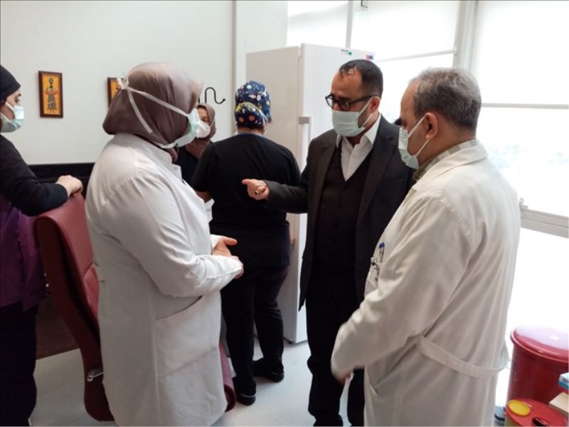 Aşı odaları ve kovid-19 polikiliniklerini inceledi