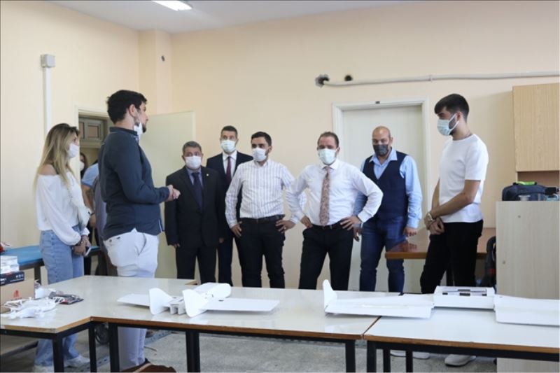 Yüksekokulda atölyeleri inceledi