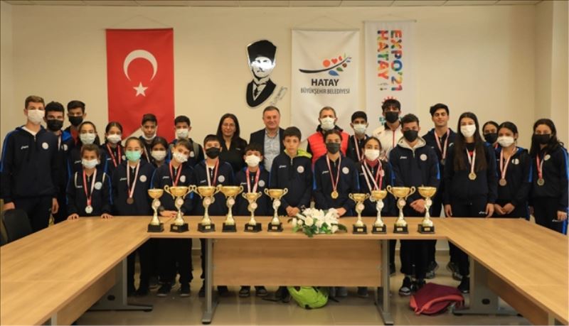 Atletlerden kupalı ziyaret