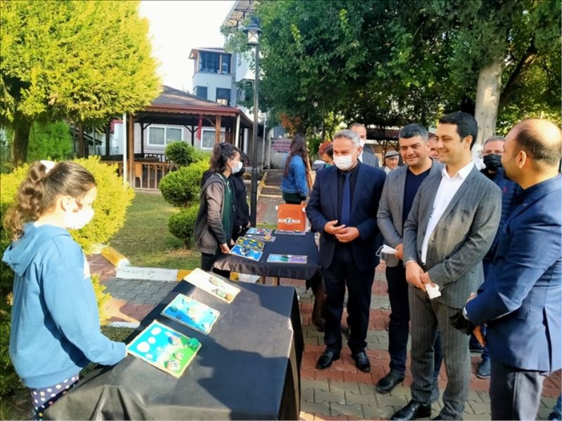 Parkta resim sergisi