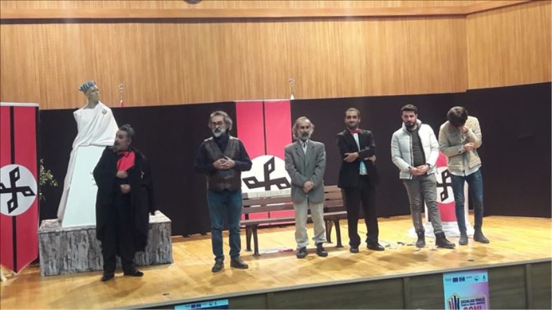 Isos Tiyatro Topluluğu sahnedeydi