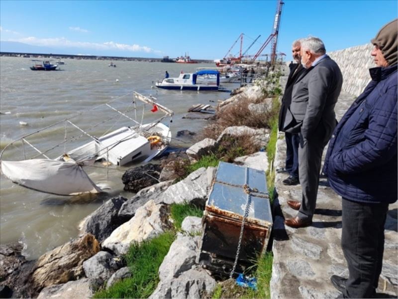 Fırtına denizde zarar verdi
