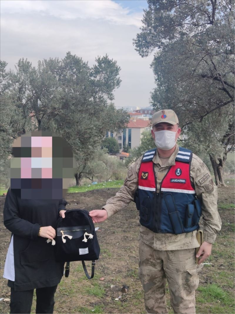 Jandarma, 35 altın , 7 bilezik bulunan çantayı sahibine teslim etti