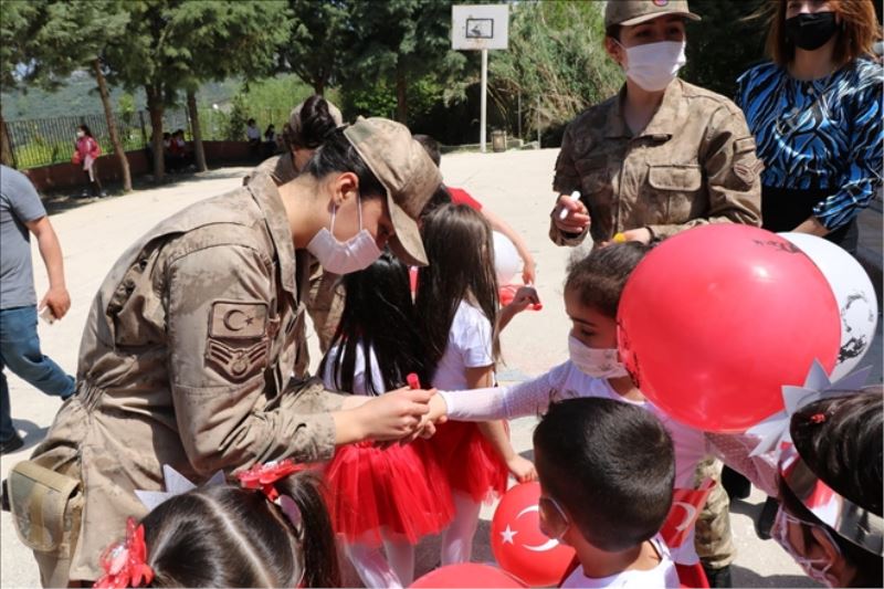 Jandarmadan çocuklara 23 Nisan etkinliği