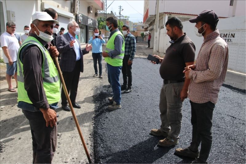 Asfalt çalışmasını inceledi