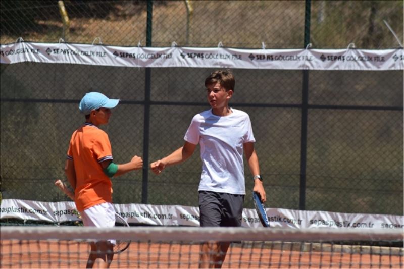 Gökpınar, U14 Tennis Adana Cup şampiyonu