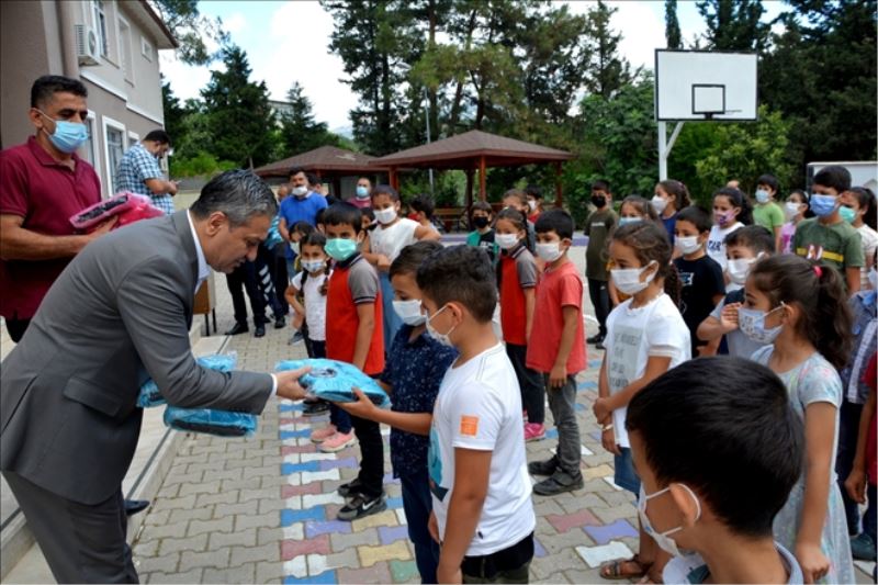 Belediyeden öğrencilere tatil hediyesi