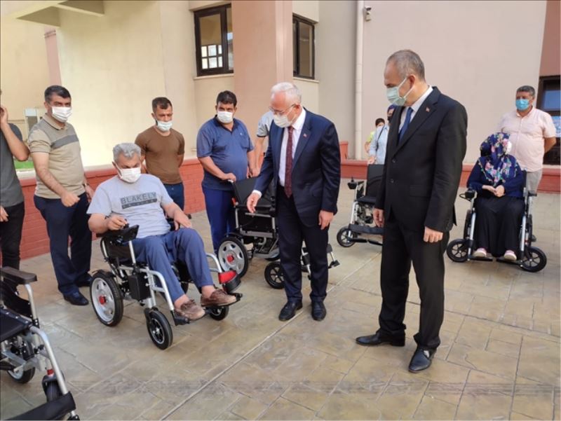 20 engelliye akülü sandalye