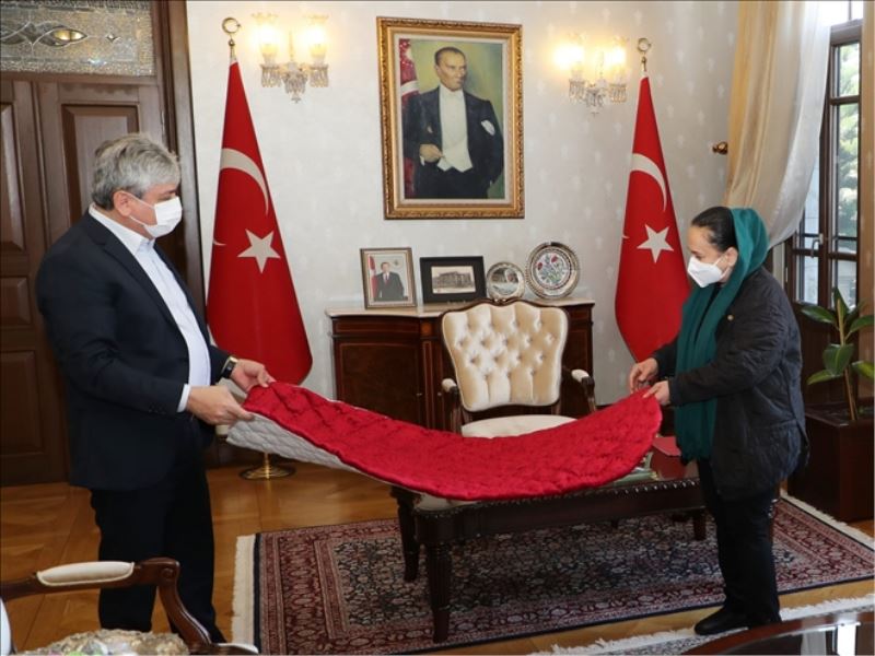 Kadın yorgan ustasının vali ziyareti