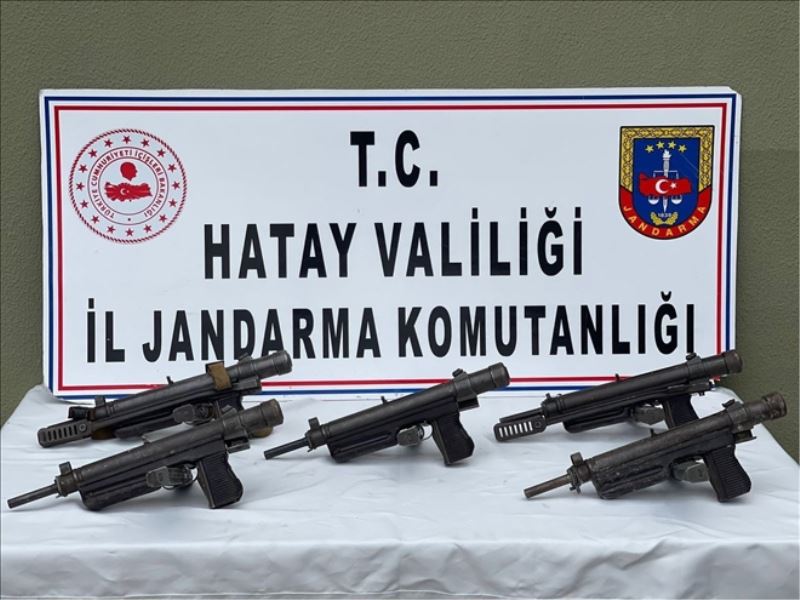 Nehir kenarında 5 uzi silah