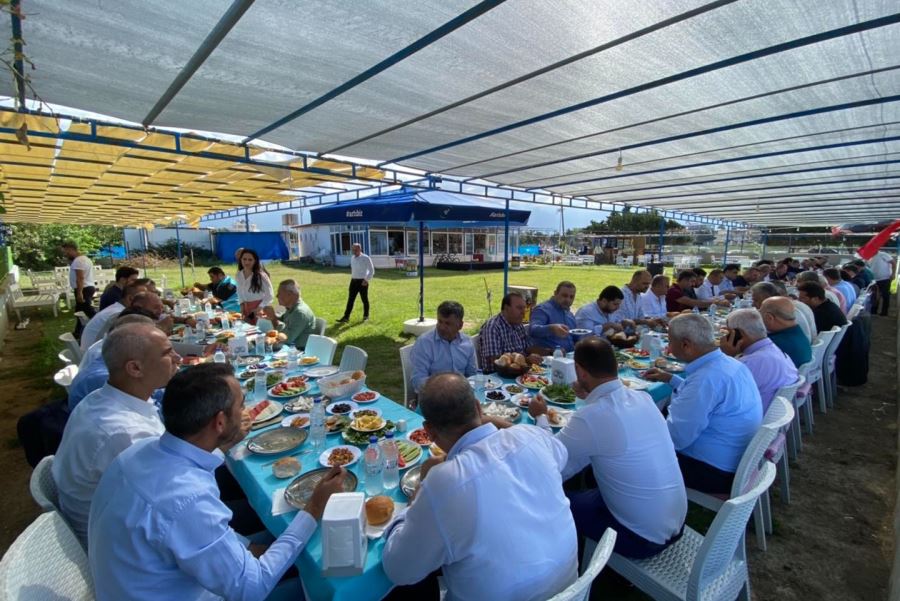Başkanlar muhtarlarla yemekte buluştu