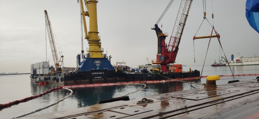 Batan gemiden 44 konteynır çıkarıldı