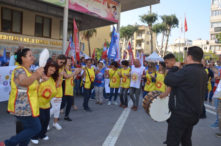 Öğretmenlerden grev halayı