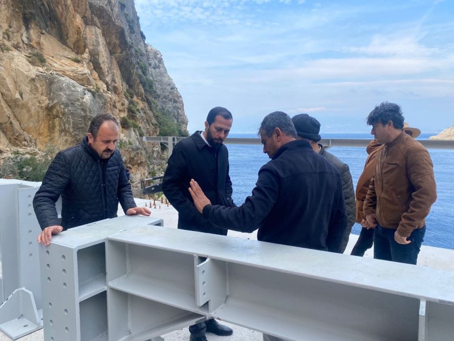 Karamağara yoluna kilit taşı kaplaması sürüyor 