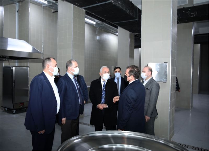 AKP´li Özel´den üniversite ziyareti