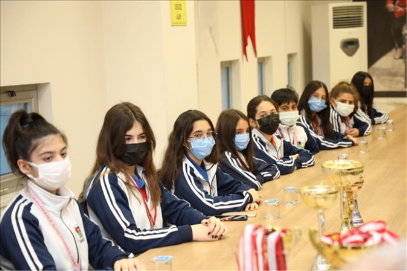 Kupalarla ziyaret ettiler