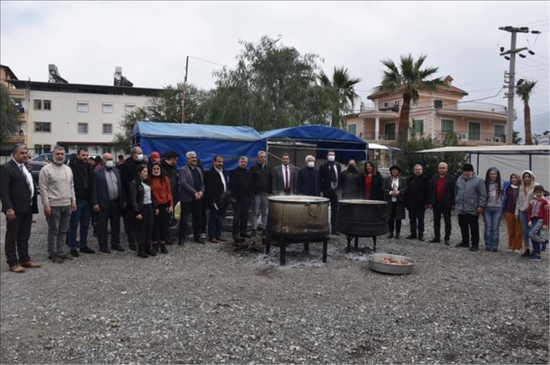 Sokak hayvanlarına yemek pişirildi