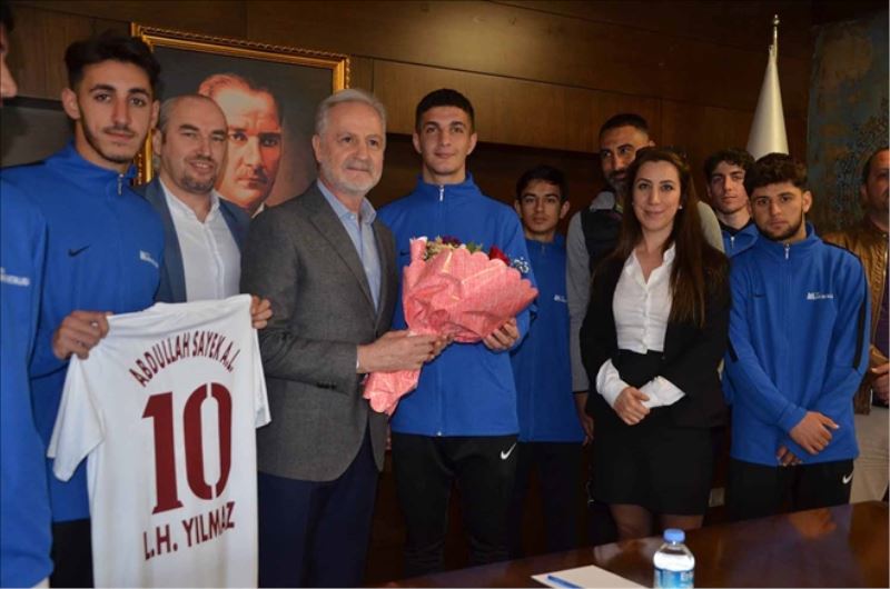 Liseli futbolcular 8 takım arasında