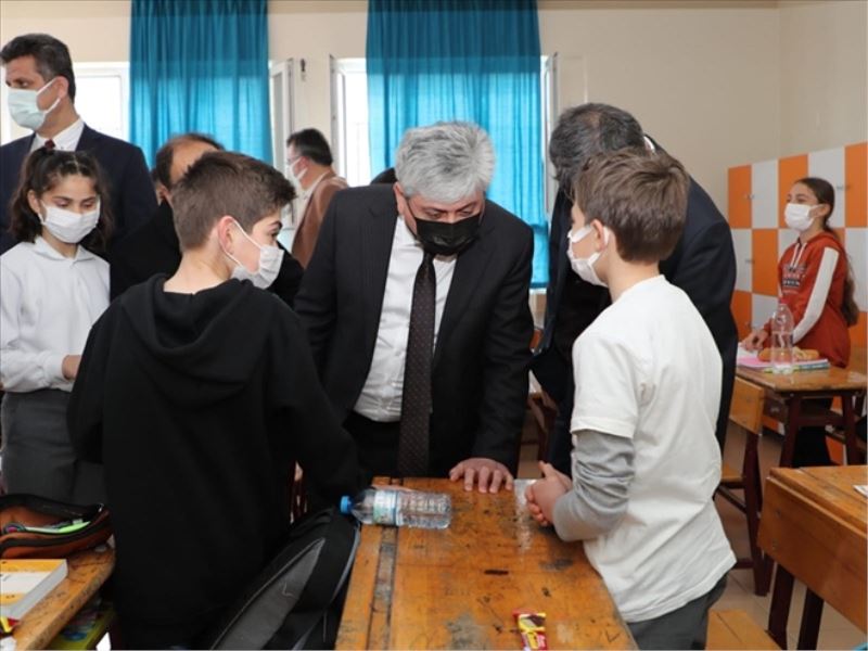Vali okul kütüphanesini açtı