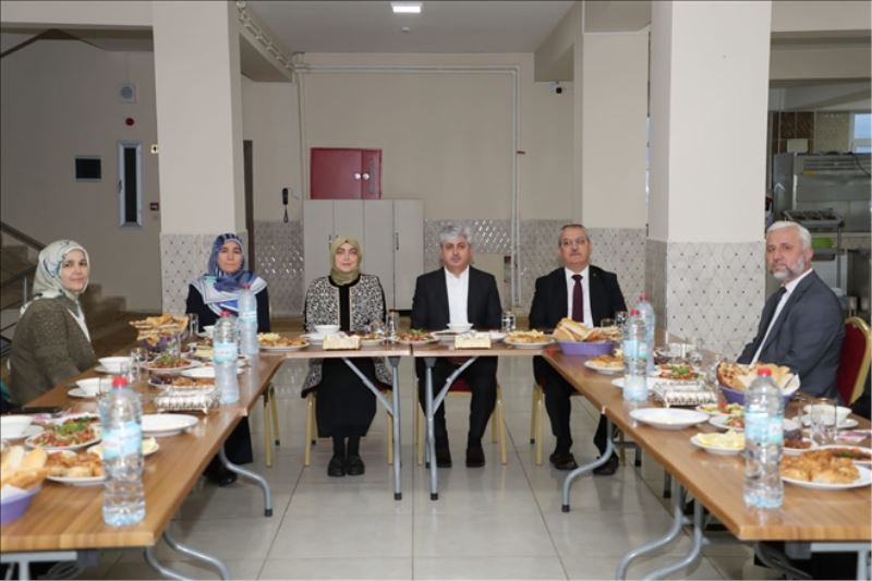 Öğrenilerle iftar açtı