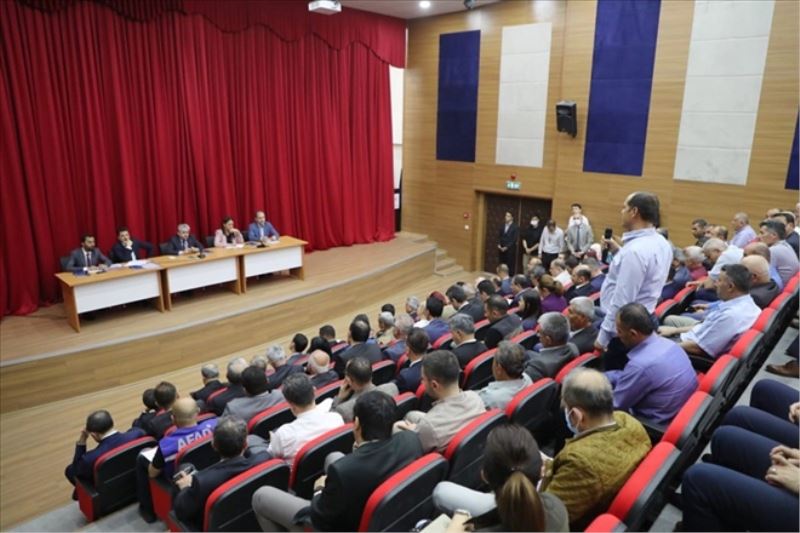 Vali, Yayladağı´nda muhtarlarla bir araya geldi