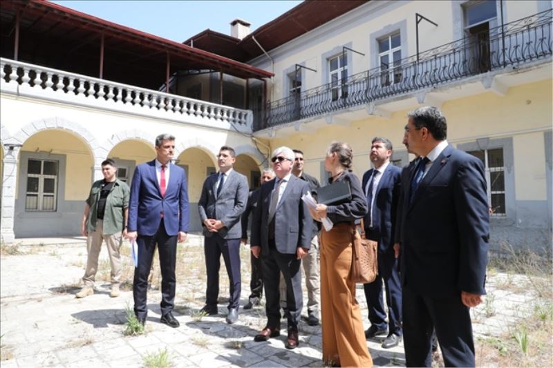 Tarihi okulda vali incelemesi