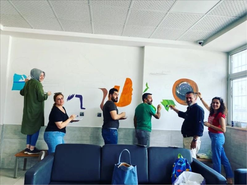 Okul girişini ´sanat sokağına´ çevirme çabası