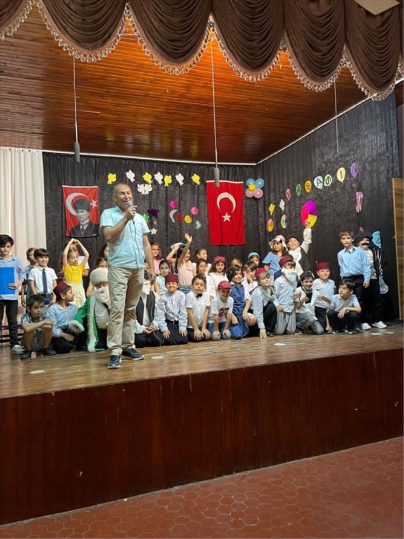 Öğrencilerin tiyatro gösterimi