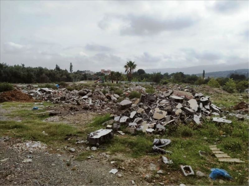 Ormanlık alana 100 kamyon moloz bırakılmış