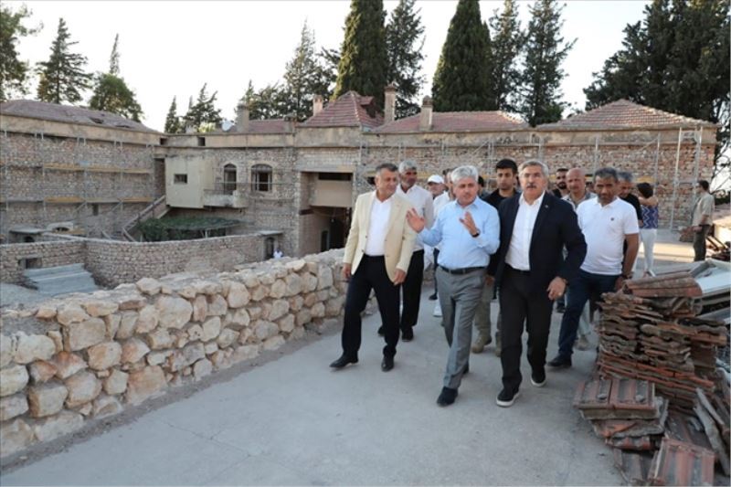 Restorasyon çalışmalarını inceledi