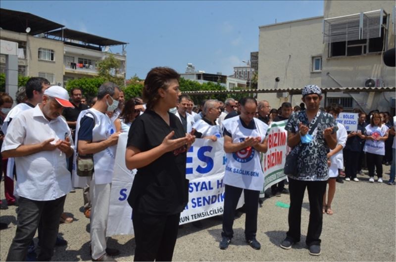Alkışlarla protesto grevi