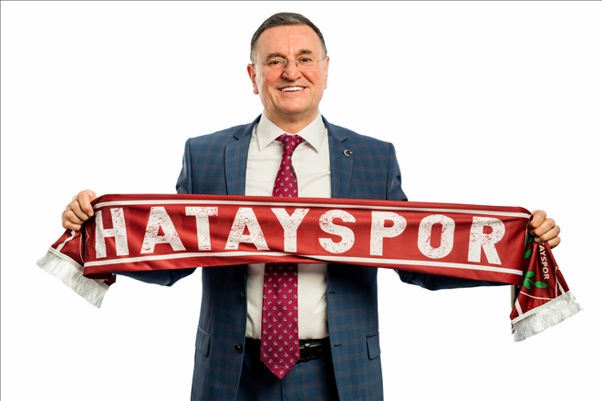 Genç futbolcularla bir araya geldi