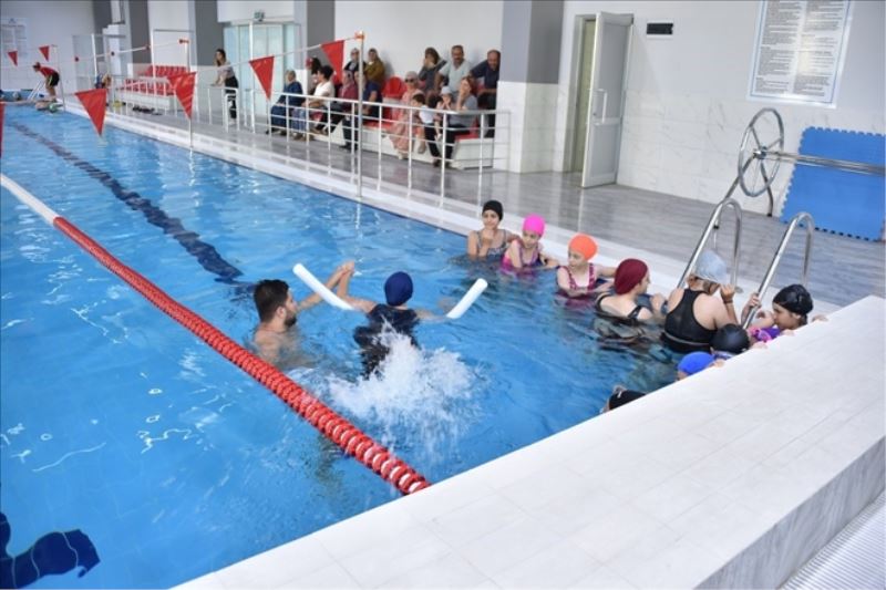 Belediye yüzme havuzu hizmette