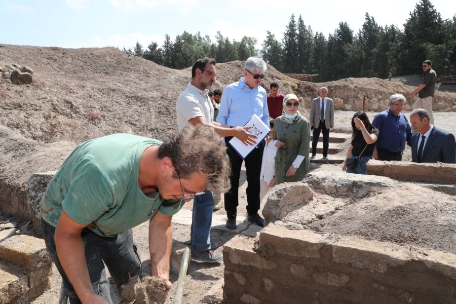 Validen Tel Aççana Höyüğü kazısında inceleme