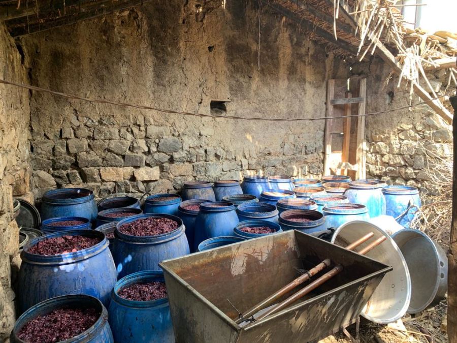 El yapımı 3.300 kilo içki ele geçti