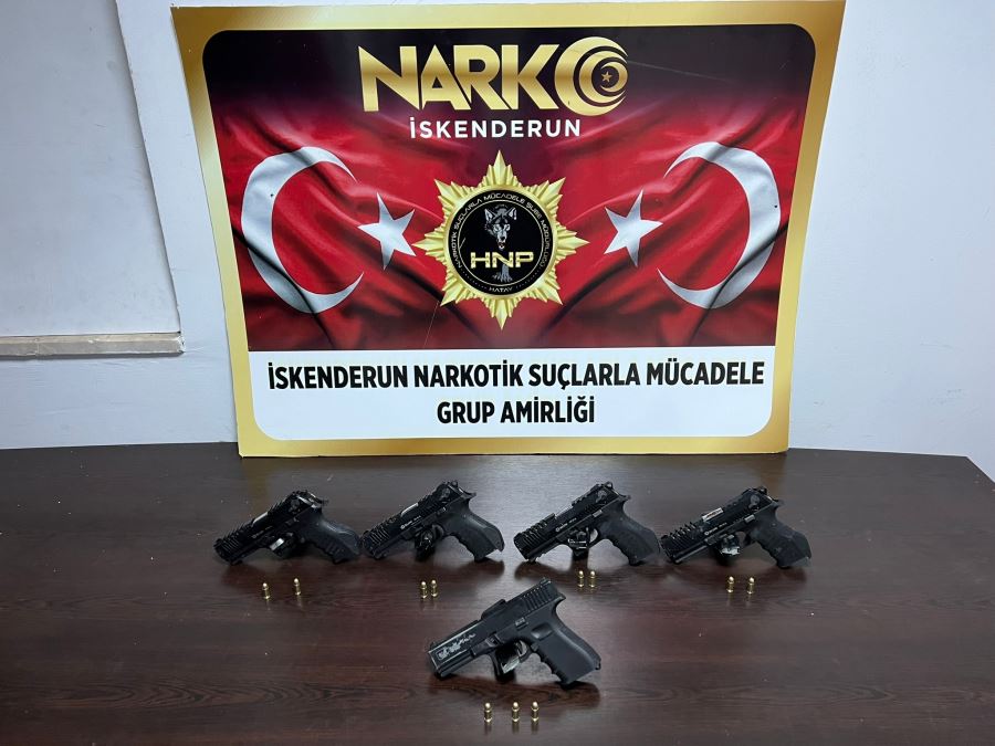 Araçta 5 silah ele geçirildi