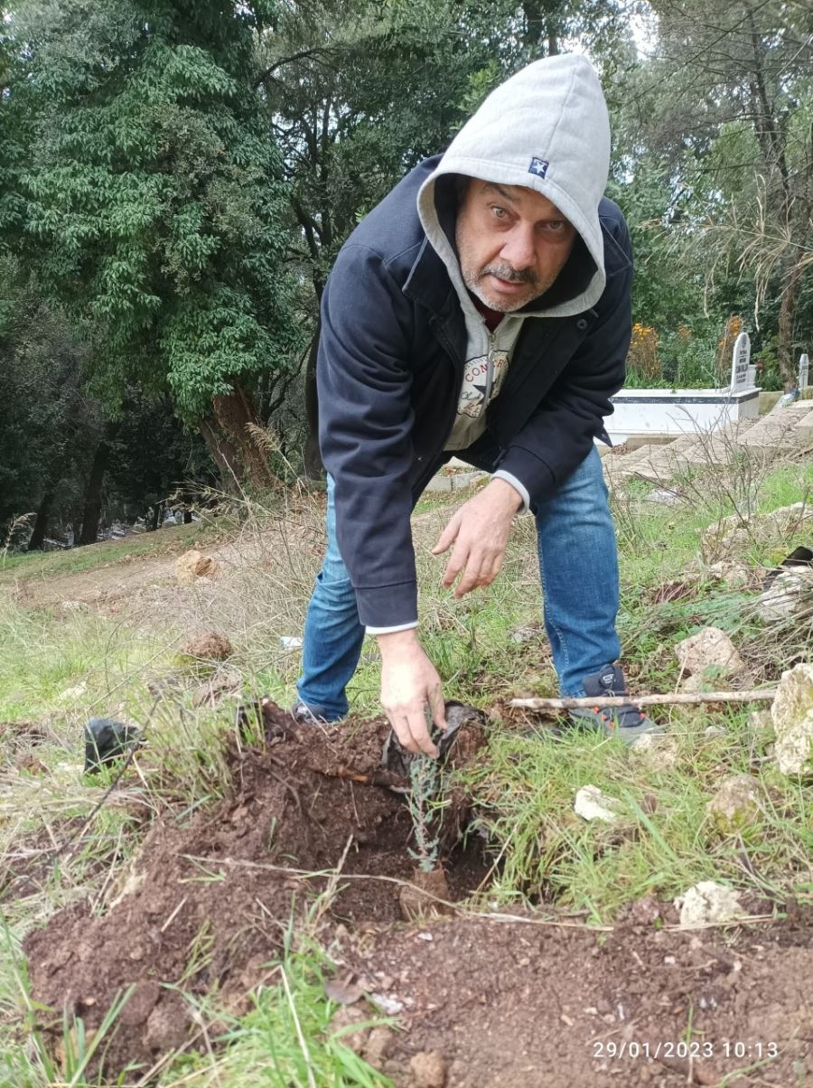 Mezarlık alanına 60 fidan dikimi