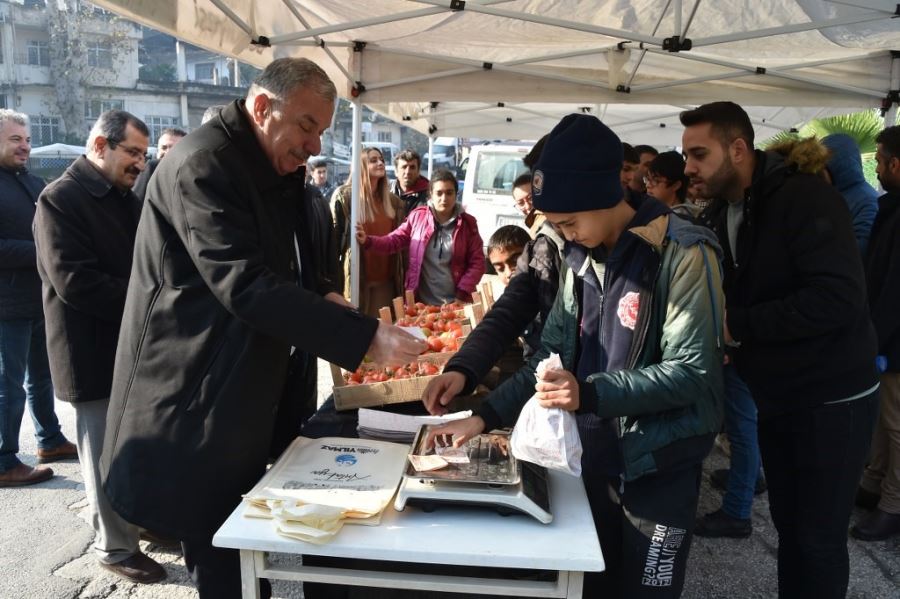 Topladıkları domatesi pazar tezgahında sattılar