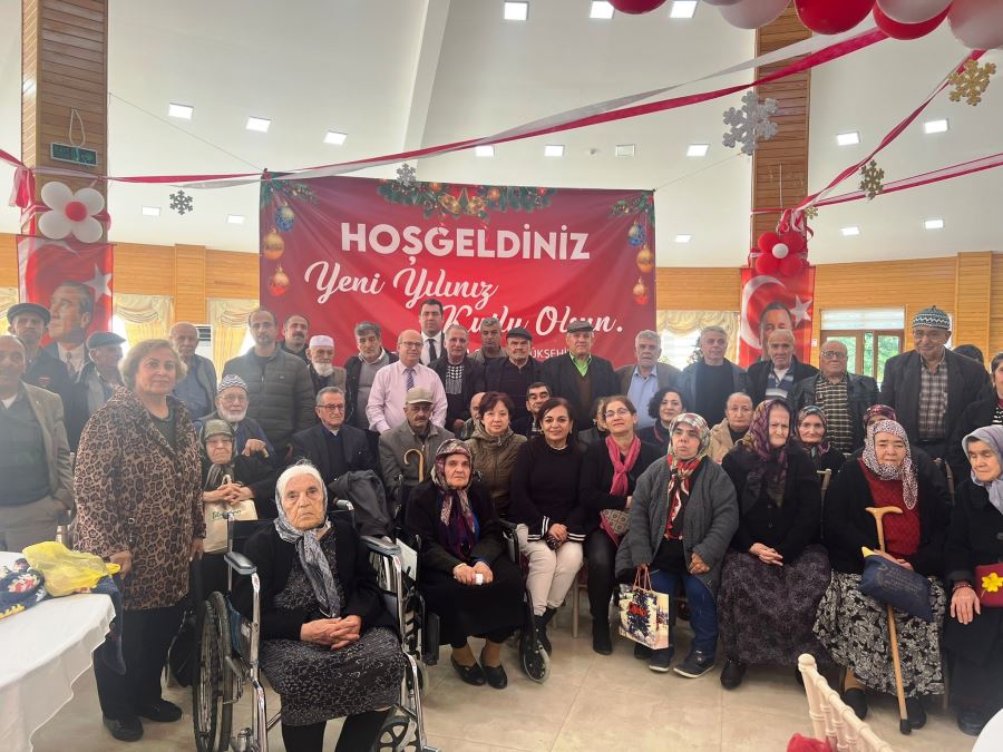 Belediyeden huzurevi sakinlerine yeni yıl eğlencesi