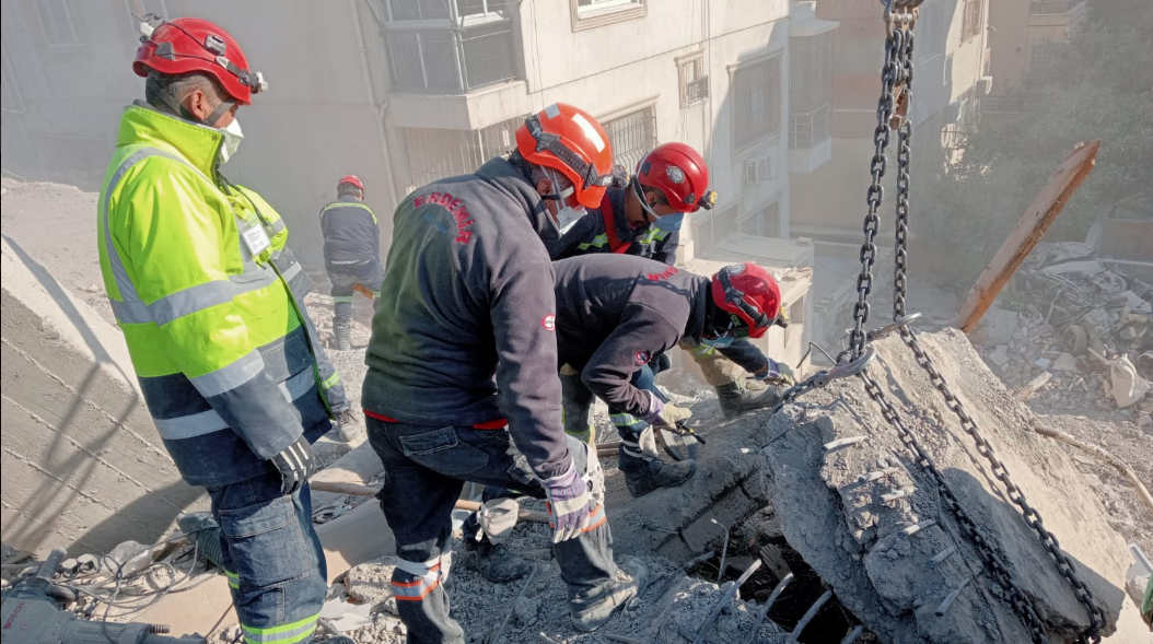 Enkaza ulaşan ilk ekiplerden biri oldular