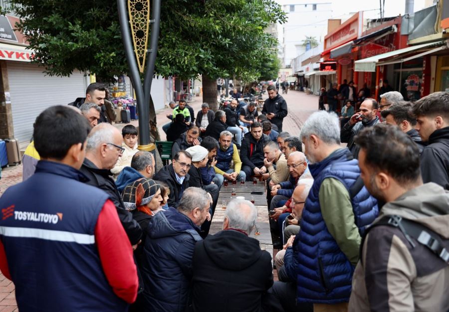 Bakan Dönmez çarşı esnafıyla