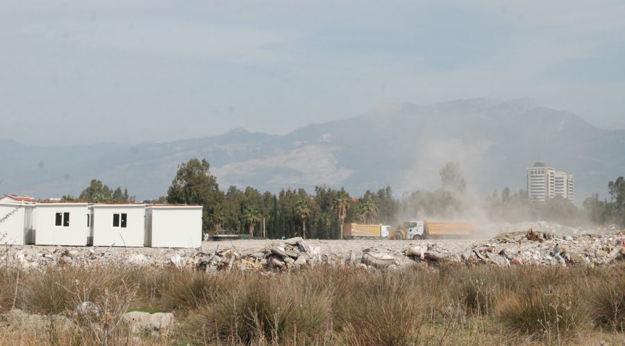 Yıkım ve enkaz kaldırma devam ediyor