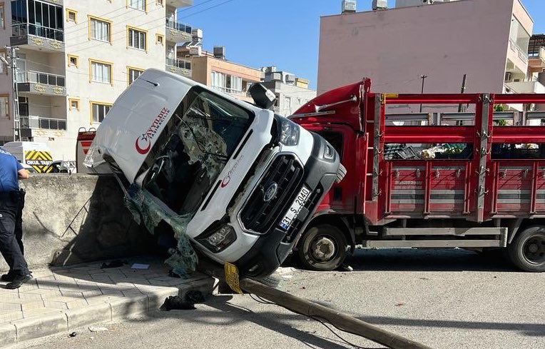 Okul servisi kamyonla çarpıştı: 5 yaralı