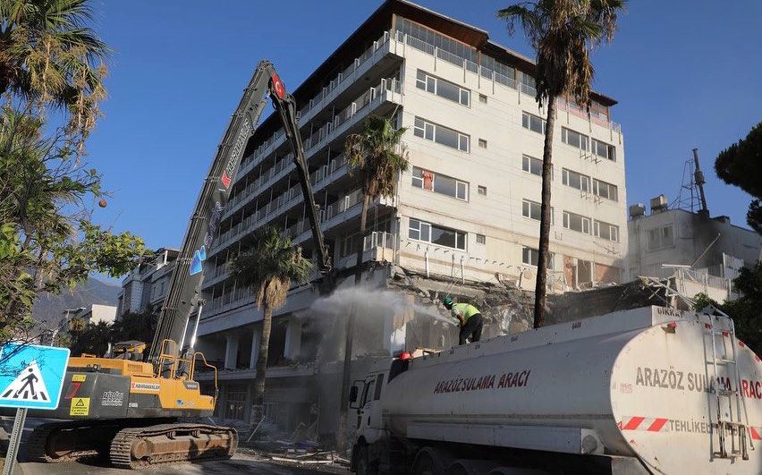 Orduevinin de yıkımına başlandı