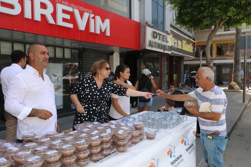 Belediyeden aşure ikramı